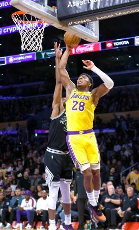 　スパーズ戦に途中出場し、シュートを放つレーカーズの八村塁＝ロサンゼルス（ゲッティ＝共同）