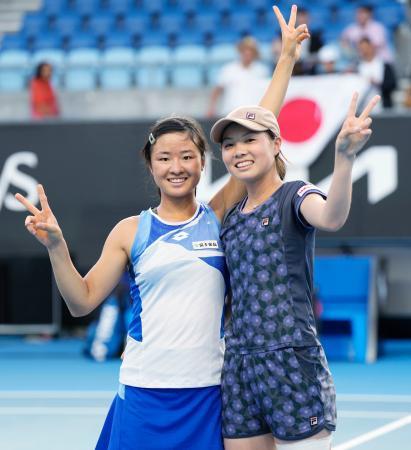 　ジュニアの女子ダブルスで決勝進出を決め喜ぶ木下晴結（右）、斎藤咲良組＝メルボルン（共同）