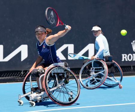 　車いすの部女子ダブルス決勝でプレーする上地結衣（左）、朱珍珍組＝メルボルン（共同）