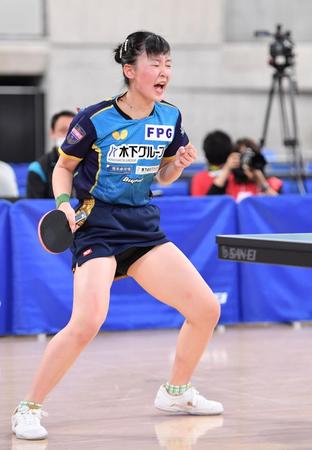 　女子シングルス６回戦進出を決めた張本美和（撮影・開出牧）