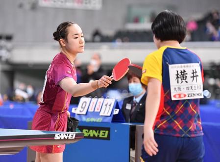 　女子シングルス６回戦で横井咲桜（手前）に敗れた伊藤美誠（撮影・開出牧）