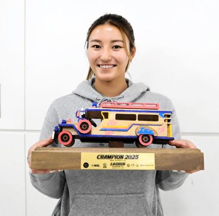 成田空港で取材に応じた松田