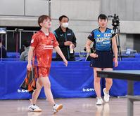 　女子シングルス５回戦で張本美和（右）に敗れた芝田沙季（撮影・開出牧）
