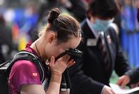 　女子シングルス６回戦で敗退しタオルで顔を覆う伊藤美誠（撮影・開出牧）