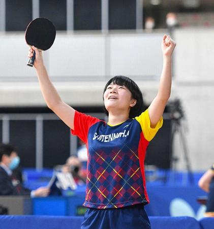 　女子シングルス６回戦で伊藤美誠を破り、ガッツポーズする横井咲桜