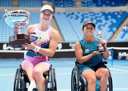 　車いすの部女子シングルスで準優勝の上地結衣。左は優勝したディーデ・デフロート＝メルボルン（共同）