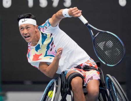 　車いすの部男子シングルス決勝でプレーする小田凱人＝メルボルン（共同）