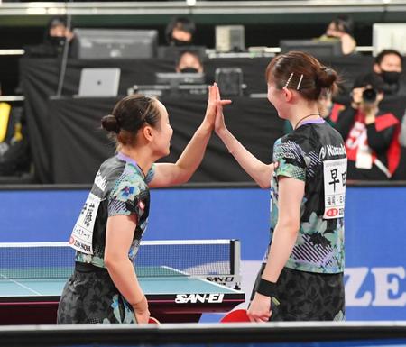 　女子ダブルスで５連覇を達成した伊藤美誠（左）＆早田ひなペア（撮影・佐々木彰尚）