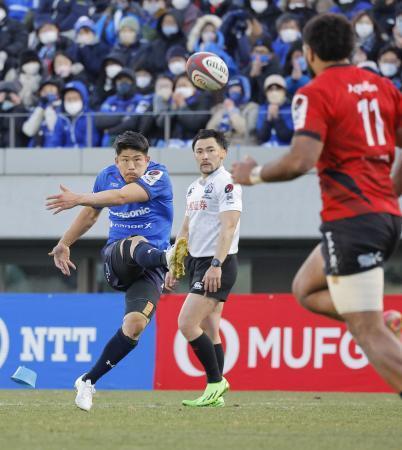 　埼玉-横浜　試合終了間際、勝ち越しとなるトライ後のゴールを決める埼玉・松田＝熊谷ラグビー場