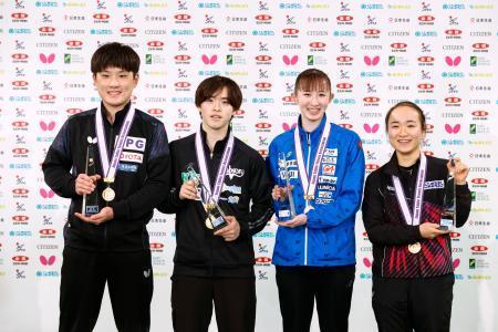 　ダブルスで優勝した男子の（左端から）張本智、森薗組と女子の（右端から）伊藤、早田組＝東京体育館