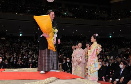 　断髪式を終えた宮城野親方（元横綱白鵬）（中央）は三女・真結羽（まゆは）ちゃんからねぎらいのお手紙をもらう（代表撮影）