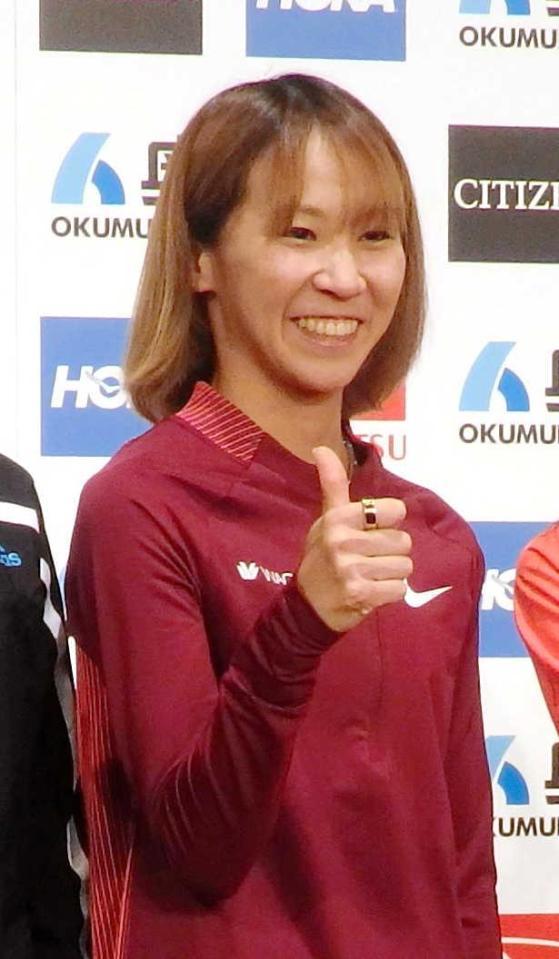 　サムズアップポーズで写真に応じる安藤友香