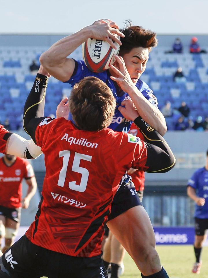 　後半、自身がキックしたボールをキャッチし、トライを決める埼玉・竹山