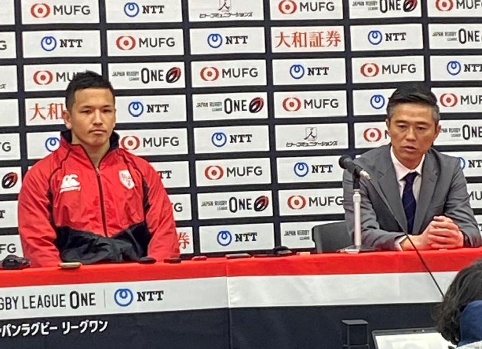 　試合後の会見に出席した梶村祐介（左）と沢木敬介監督