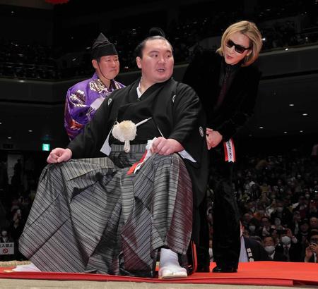 　断髪式で、宮城野親方（元横綱白鵬）のマゲにハサミを入れるＹＯＳＨＩＫＩ（代表撮影）