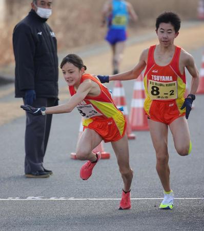 タスキを受けスタートするドルーリー朱瑛里（撮影・坂部計介）