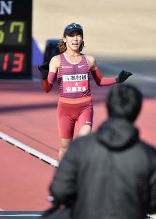 ３位でゴールした安藤友香（撮影・石井剣太郎）