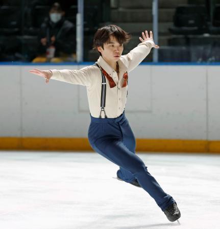　フィギュア成年男子　ＳＰで演技する大阪・友野一希＝フラット八戸