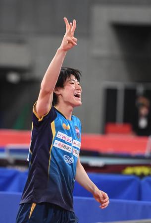 優勝し「１、２、３、ダァー！」の戸上隼輔（撮影・金田祐二）