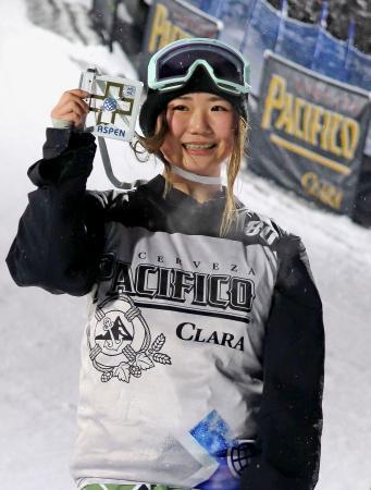 　スノーボード女子ビッグエアで初優勝し、表彰台で笑顔の岩渕麗楽＝アスペン（共同）
