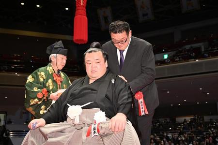 断髪式で、山科親方（元豊響）のまげにハサミを入れる振分親方＝代表撮影