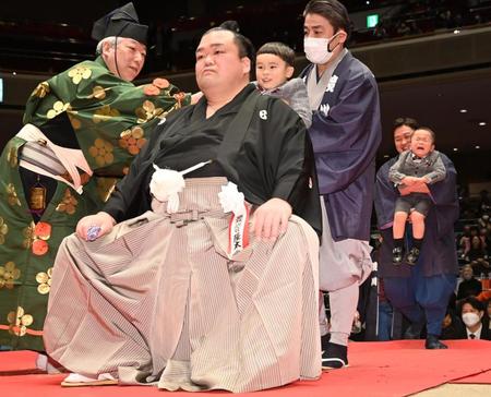 　断髪式で、山科親方（元豊響）のまげにハサミを入れる長男・太綱くん（左から３人目）と泣きだした次男・貴綱くん（右端）＝代表撮影