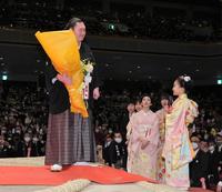 　三女・真結羽ちゃんからねぎらいのお手紙をもらう宮城野親方（元横綱白鵬）