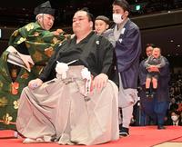 　断髪式で、山科親方（元豊響）のまげにハサミを入れる長男・太綱くん（左から３人目）と泣きだした次男・貴綱くん（右端）＝代表撮影