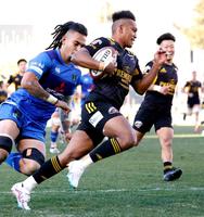 後半、相手を振り切って走りトライを決める東京ＳＧ・松島