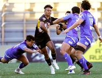 　後半、相模原選手を振り切る東京ＳＧ・松島。この後トライを決める＝秩父宮