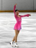 観客へあいさつする千葉百音＝フラット八戸