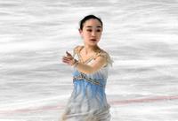 演技する松生理乃＝フラット八戸