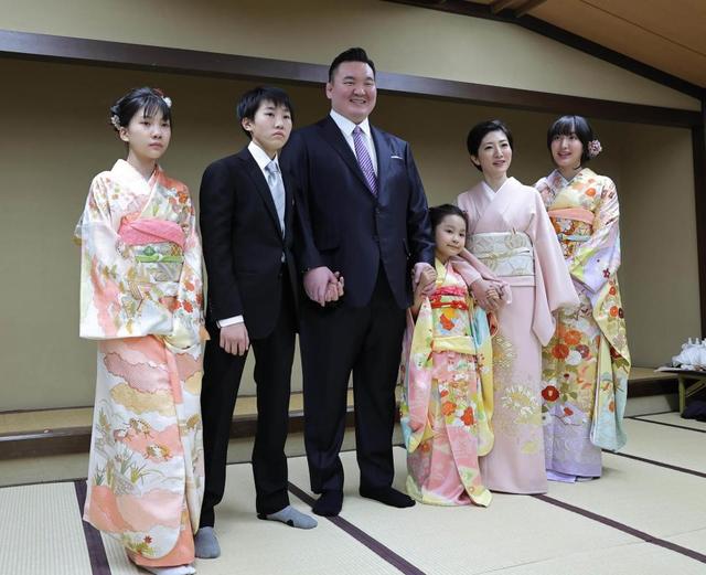 「おかみさんの躾と教育を尊敬」元白鵬、12歳次女の礼儀作法にネット反応「普段からお父様なのね」