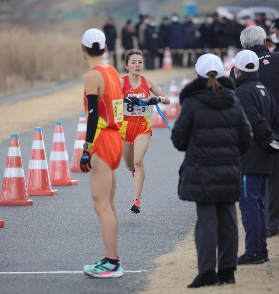 ２位に順位を上げ、４区にタスキを託すドルーリー朱瑛里