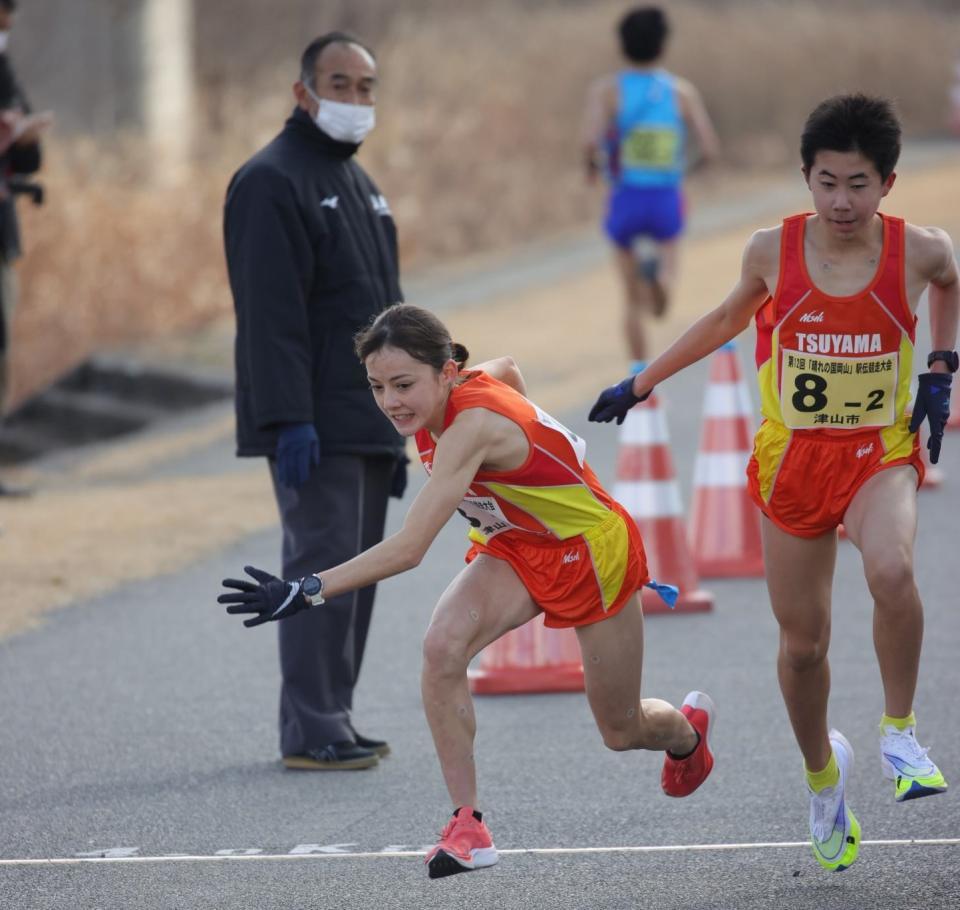 ３区でタスキを受けるドルーリー朱瑛里