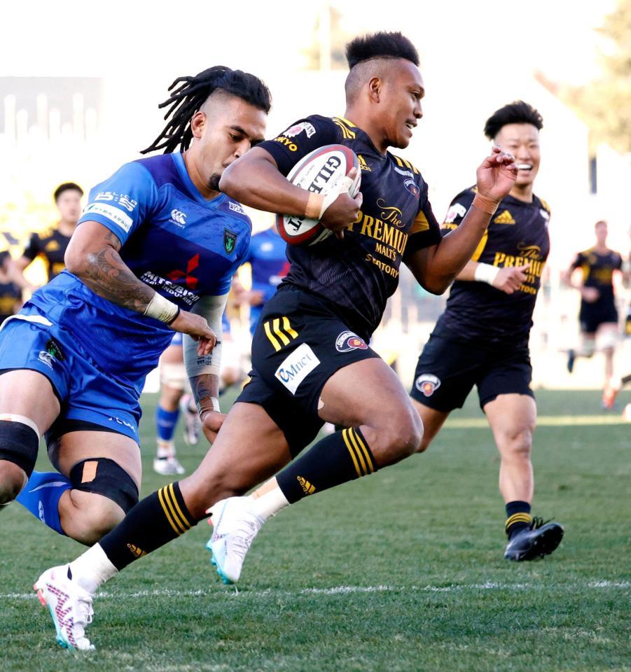 後半、相手を振り切って走りトライを決める東京ＳＧ・松島