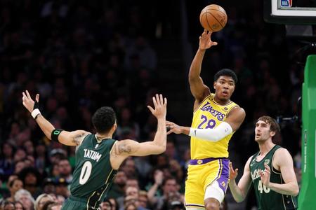 　セルティックス戦でパスするレーカーズの八村（ゲッティ＝共同）