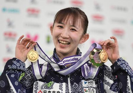 ３個の優勝メダルを手に笑顔の早田ひな（撮影・金田祐二）