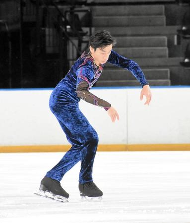 演技する織田信成＝フラット八戸