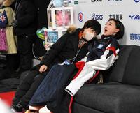 　得点を聞き、驚く坂本花織