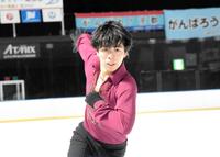 　演技する佐藤駿