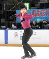 　演技する佐藤駿