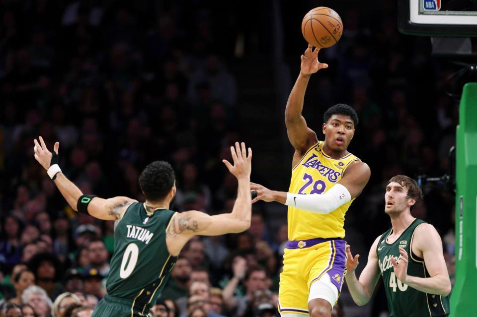 　セルティックス戦でパスするレーカーズの八村（ゲッティ＝共同）