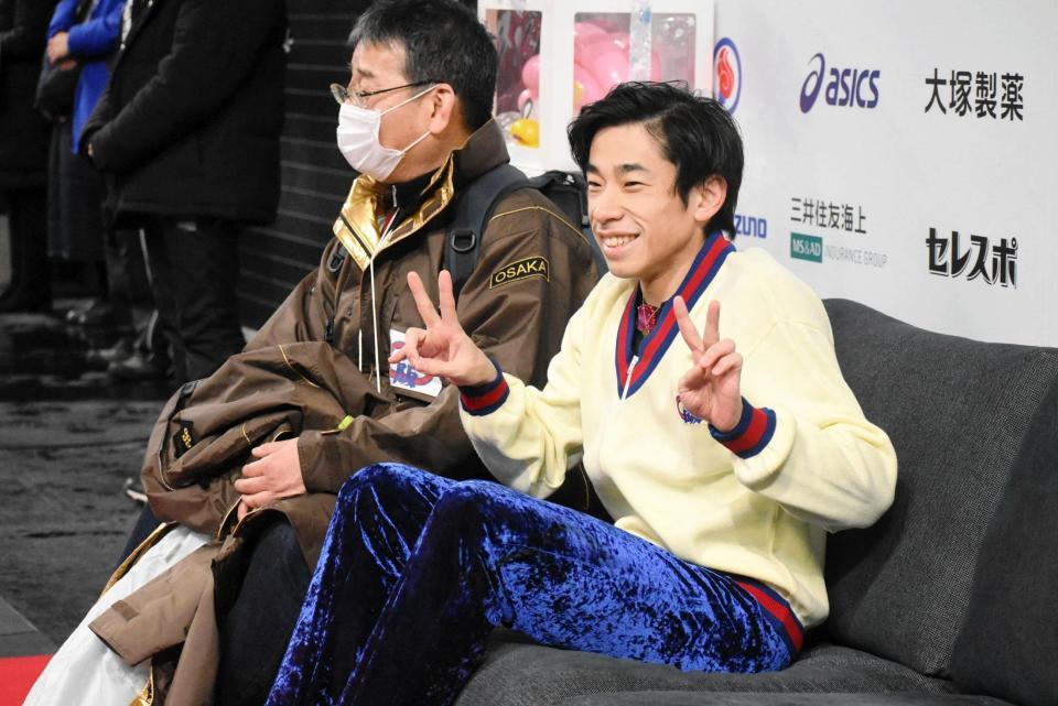 　キス・アンド・クライでピースする織田信成