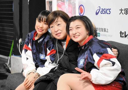 　演技を終えた（左から）三原舞依、中野コーチ、坂本花織