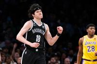 レーカーズ戦でプレーするネッツの渡辺（左）。右はレーカーズの八村＝ニューヨーク（ＡＰ＝共同）