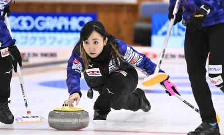 　１次リーグの中部電力戦でショットを放つロコ・ソラーレの藤沢©ＪＣＡ　ＩＤＥ