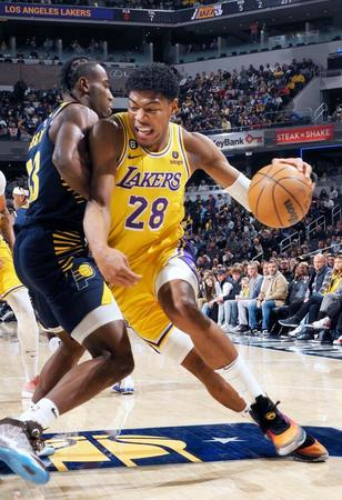 　ドリブルで攻め込む八村（２８）