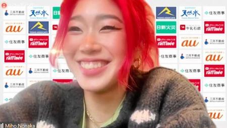 　オンライン会見に出席し、笑顔を見せる野中