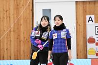 　フィロシーク青森戦を戦うロコ・ソラーレの藤沢五月（左）と吉田知那美（右）＝（Ｃ）ＪＣＡ　ＩＤＥ